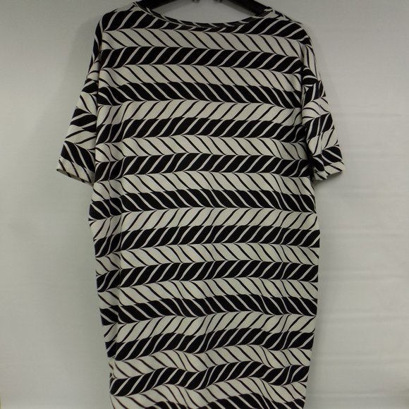 LuLaRoe Irma Black/White Print Tunic Top Size Small - Picture 3 of 7